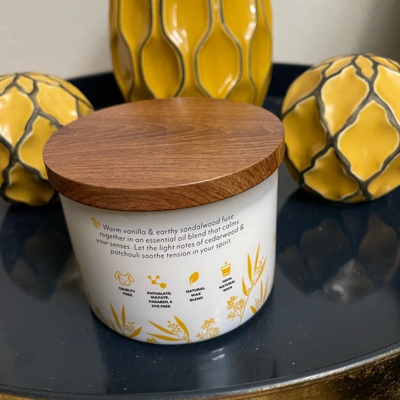 Essential Elements vailla sandwlwood 42.75 oz 3 wick soy wax candles - Picture 3 of 3